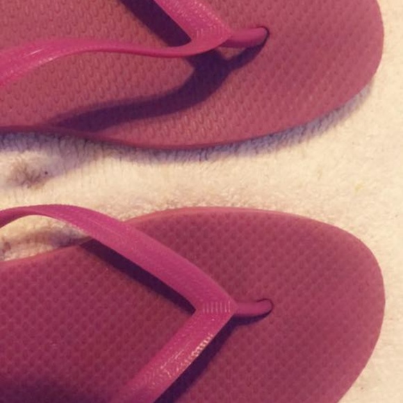 Women's worn pink flip flops, sz 8 - Picture 3 of 6